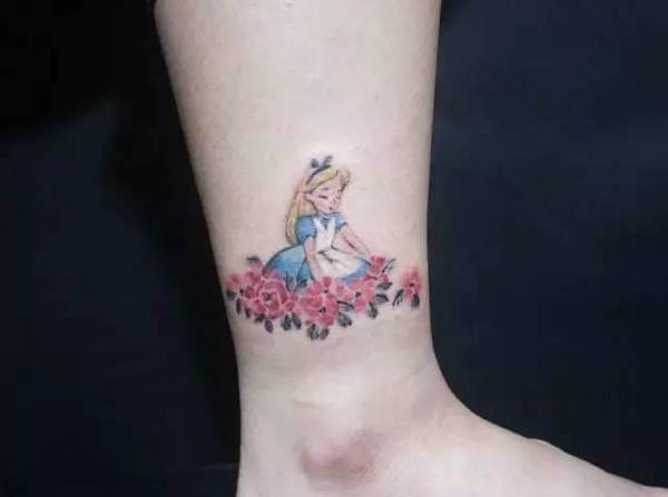 女生清新的爱丽丝梦游仙境纹身图案