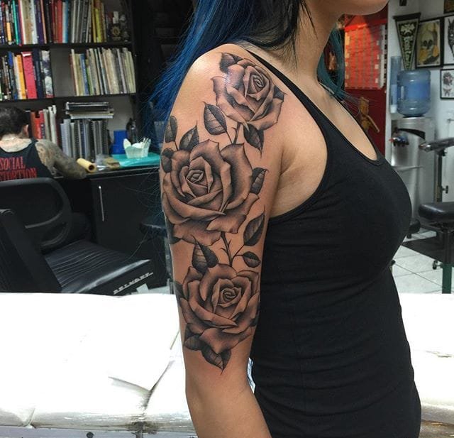 性感迷人的黑灰色纹身玫瑰花纹身图案来自于纹身师奥利弗