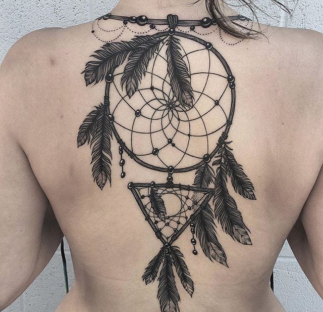 色彩阴暗的黑色点刺纹身图案