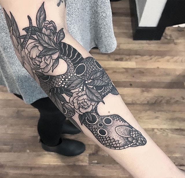 色彩阴暗的黑色点刺纹身图案