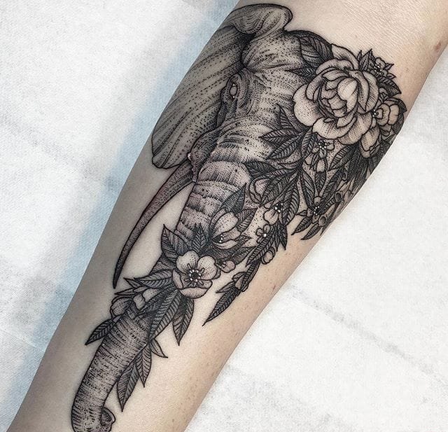 色彩阴暗的黑色点刺纹身图案