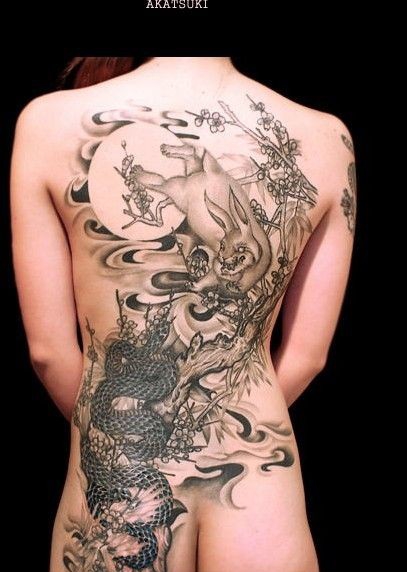 大满背的月下兔子纹身图案