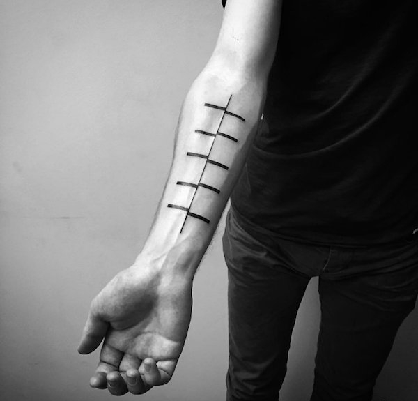 男性手小臂上的简单的黑色线条标记纹身图案