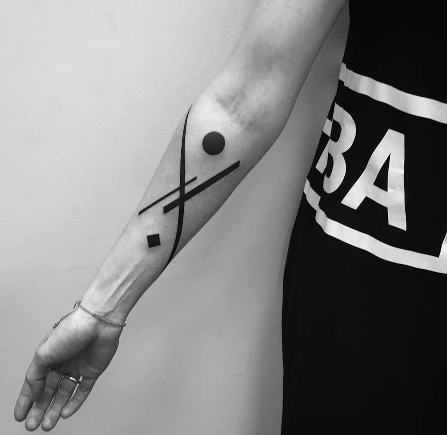 男性手小臂上的简单的黑色线条标记纹身图案