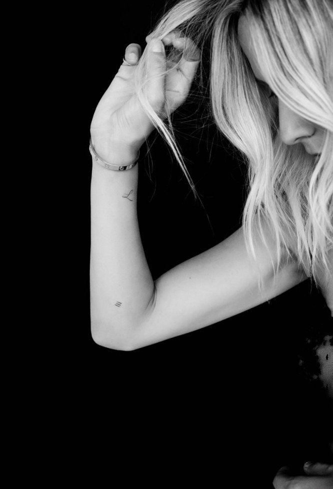 女孩身上的多处迷人的小图案纹身