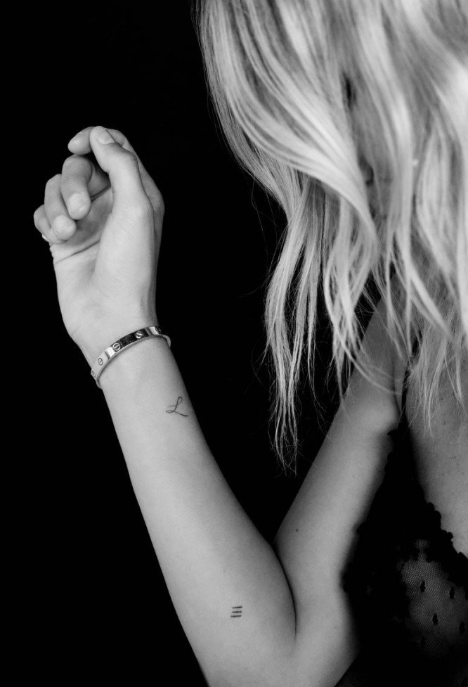 女孩身上的多处迷人的小图案纹身