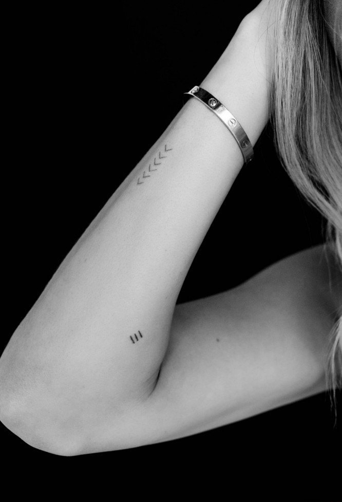 女孩身上的多处迷人的小图案纹身