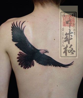后背黑色老鹰纹身图案