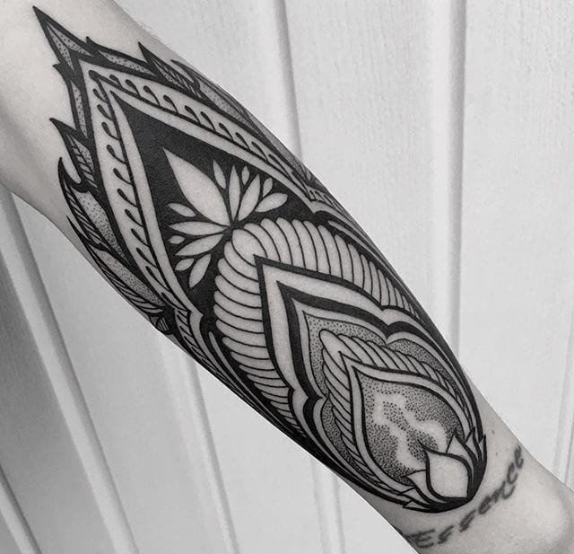 手臂上黑色几何点刺纹身图案来自纹身师杰森