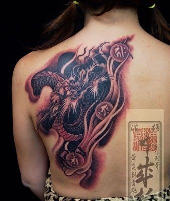 后背黑色的龙纹身图案欣赏