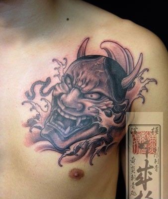 男子胸前的般若纹身图案欣赏