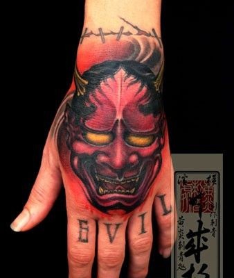 手背上霸气的般若和字母纹身图案