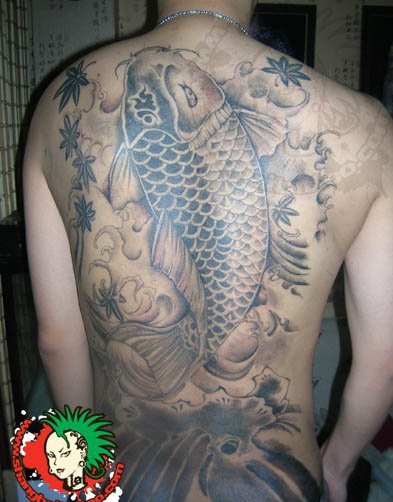 帅气的黑灰色锦鲤纹身图案