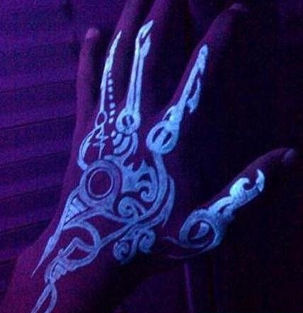 手背上的荧光骨架图腾欣赏缩略频道推荐图