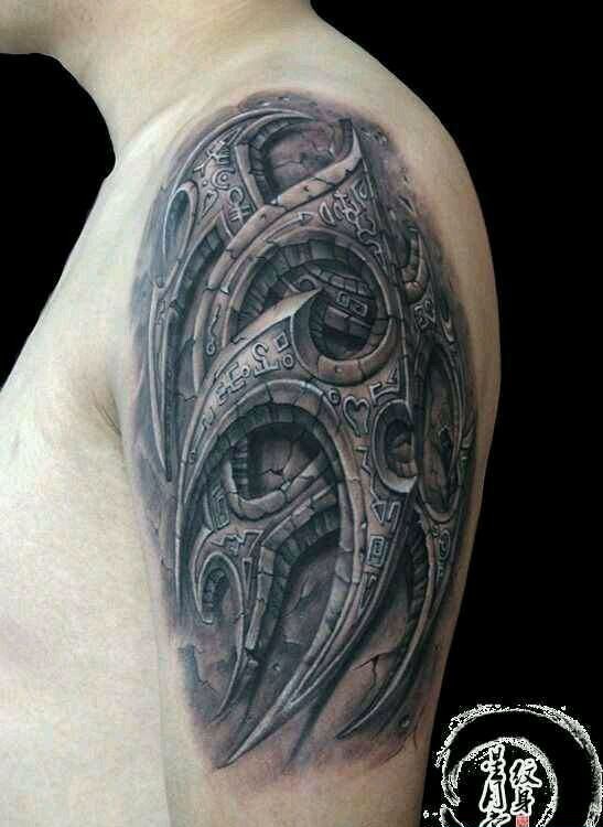 手臂上的黑白机械图案纹身