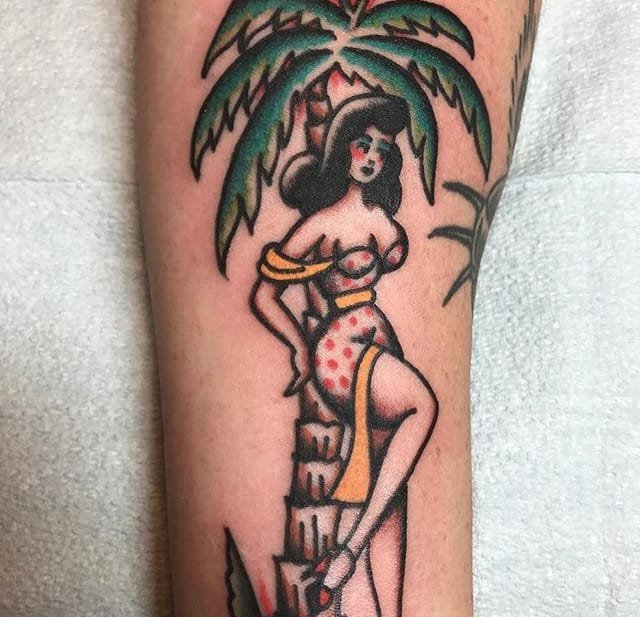 热闹的传统美女纹身图案来自迈克·苏亚雷斯