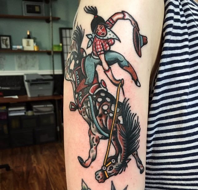 热闹的传统美女纹身图案来自迈克·苏亚雷斯