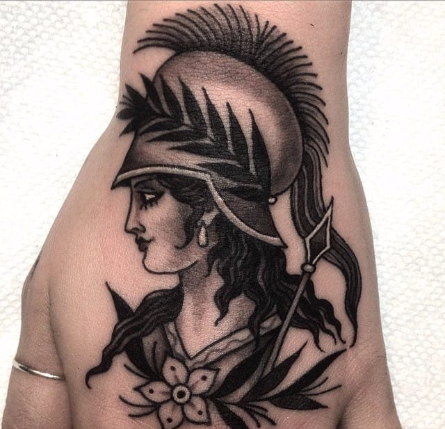 热闹的传统美女纹身图案来自迈克·苏亚雷斯