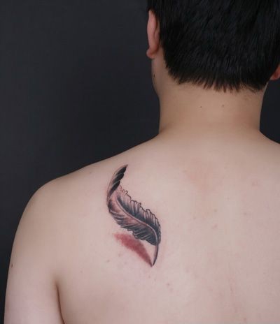 男子后背漂亮的3d羽毛纹身图案