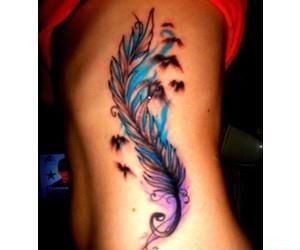 腰部彩色的大型羽毛纹身图案作品