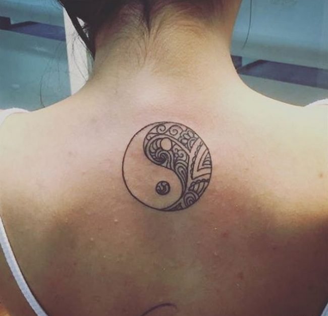 女孩正背上精致的阴阳八卦纹身图案