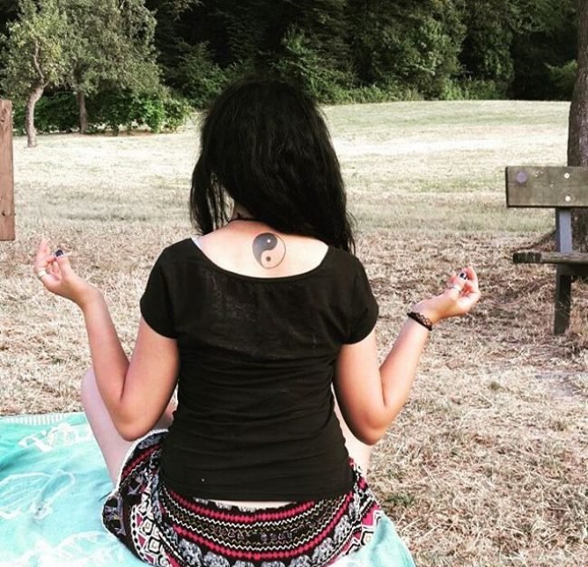 女孩正背上精致的阴阳八卦纹身图案