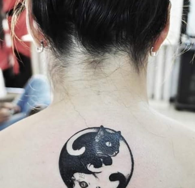 女孩正背上精致的阴阳八卦纹身图案