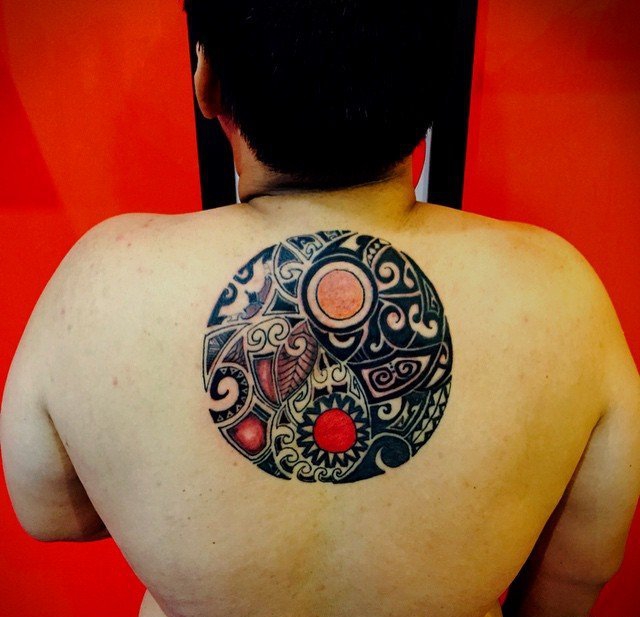 女孩正背上精致的阴阳八卦纹身图案