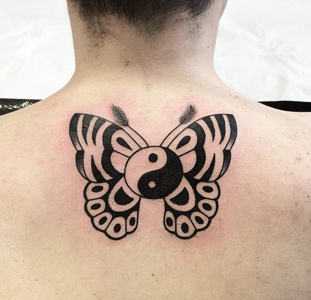 女孩正背上精致的阴阳八卦纹身图案