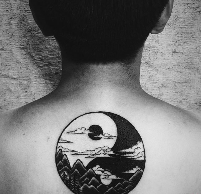 女孩正背上精致的阴阳八卦纹身图案