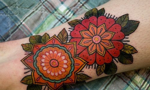 两朵红色手臂上的花朵纹身图片