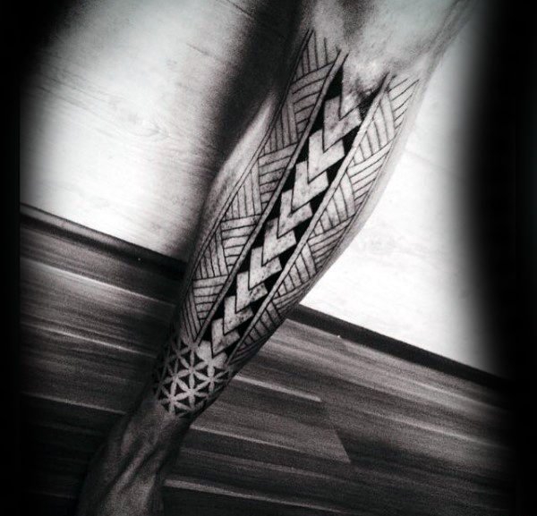 男性小腿上的帅气的黑色部落图腾纹身图案