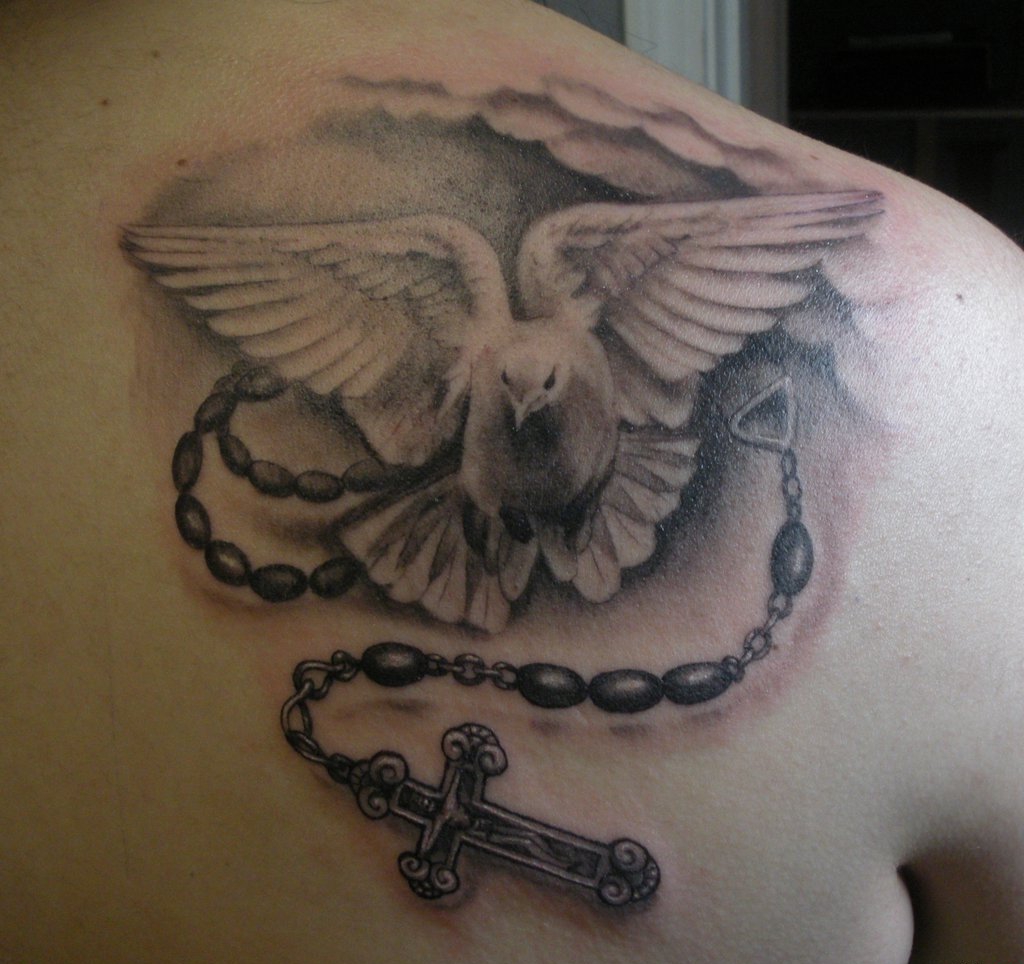 男性胸部上的白鸽纹身图案