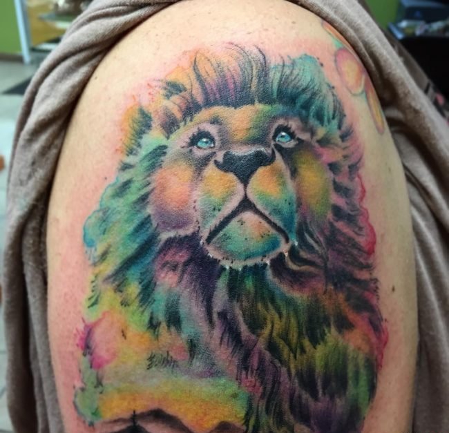 大臂膀上威武的雄狮纹身图案欣赏