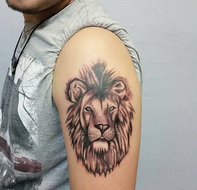 大臂膀上威武的雄狮纹身图案欣赏