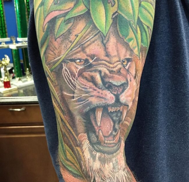大臂膀上威武的雄狮纹身图案欣赏