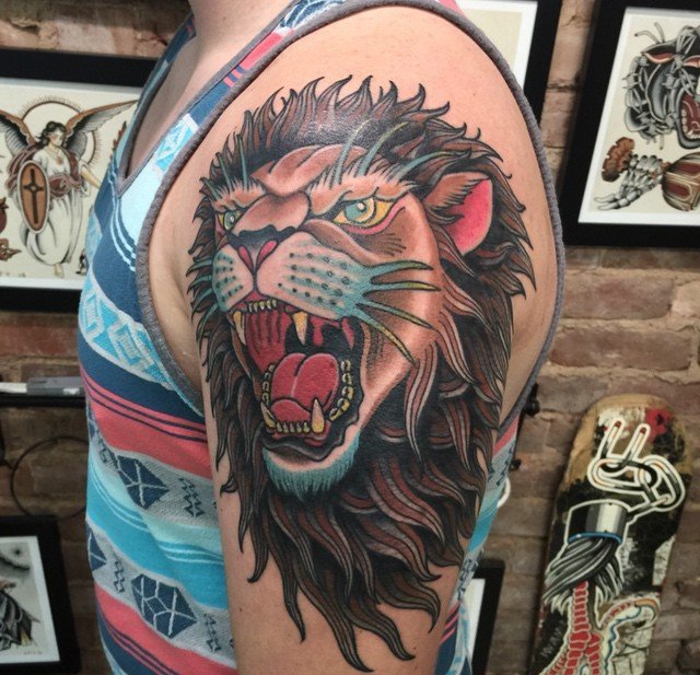 大臂膀上威武的雄狮纹身图案欣赏