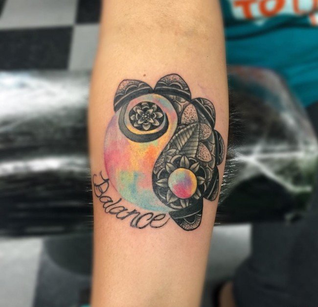 手臂上多款式样精美的阴阳八卦纹身图案