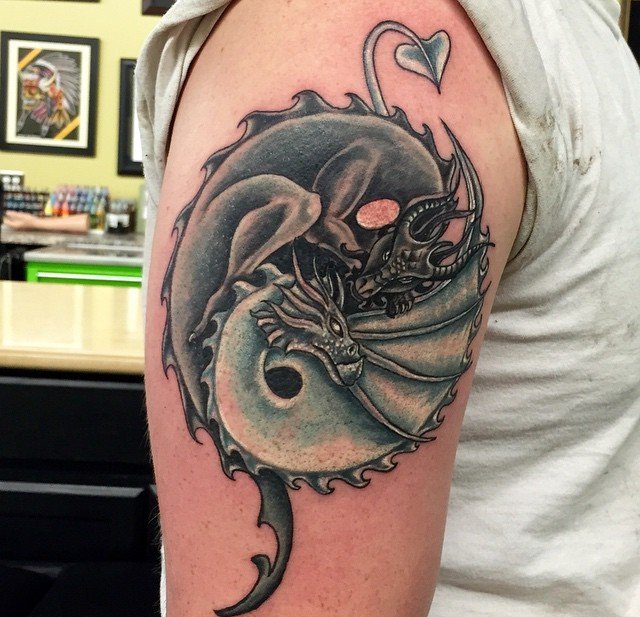 手臂上多款式样精美的阴阳八卦纹身图案