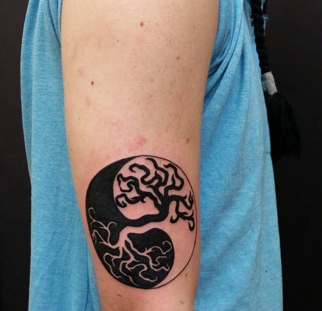 手臂上多款式样精美的阴阳八卦纹身图案