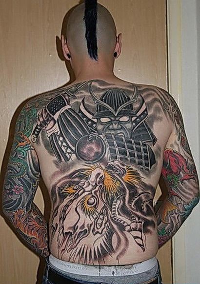 男性后背上个性的日本全胛武士风纹身图案