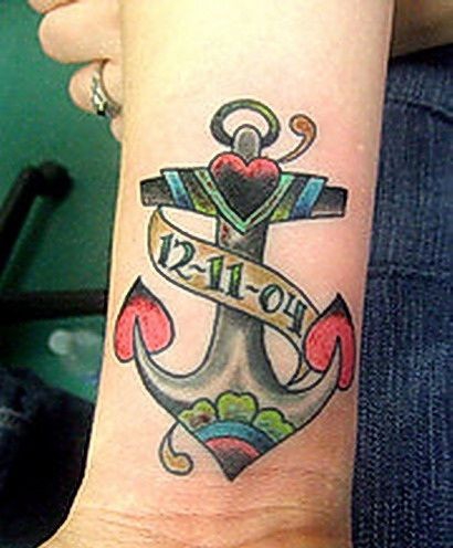 腿部红心船锚和日期字符纹身图案