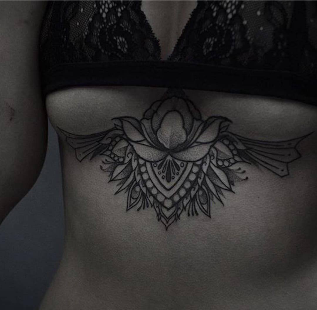 女性胸骨装饰风格纹身图案