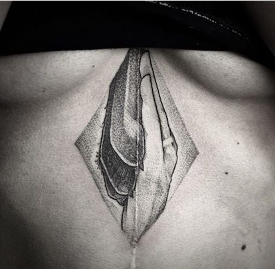 女性胸骨装饰风格纹身图案