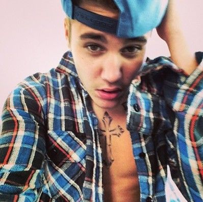 明星贾斯丁比伯胸部十字架纹身图案