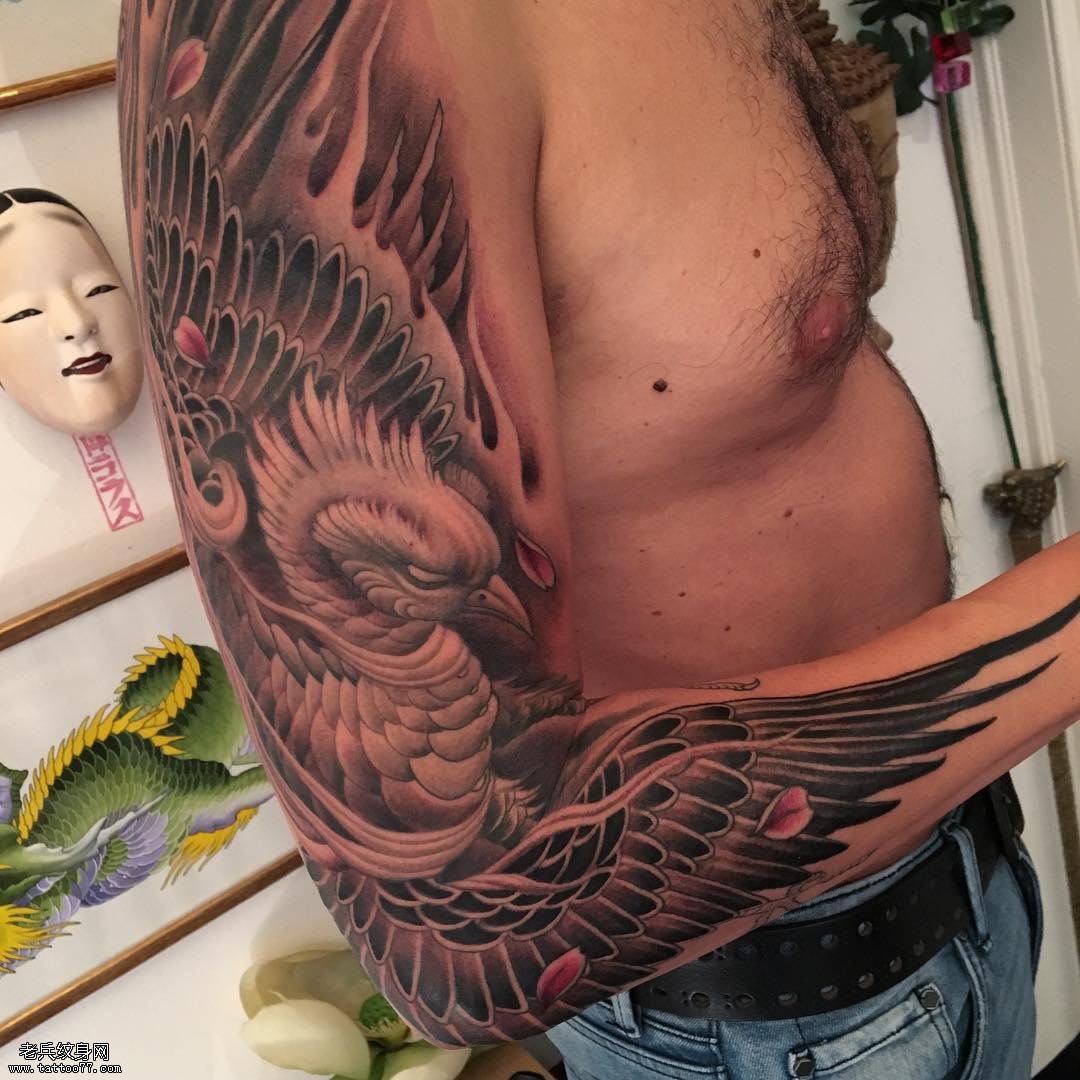 男士手臂上凤凰纹身图案