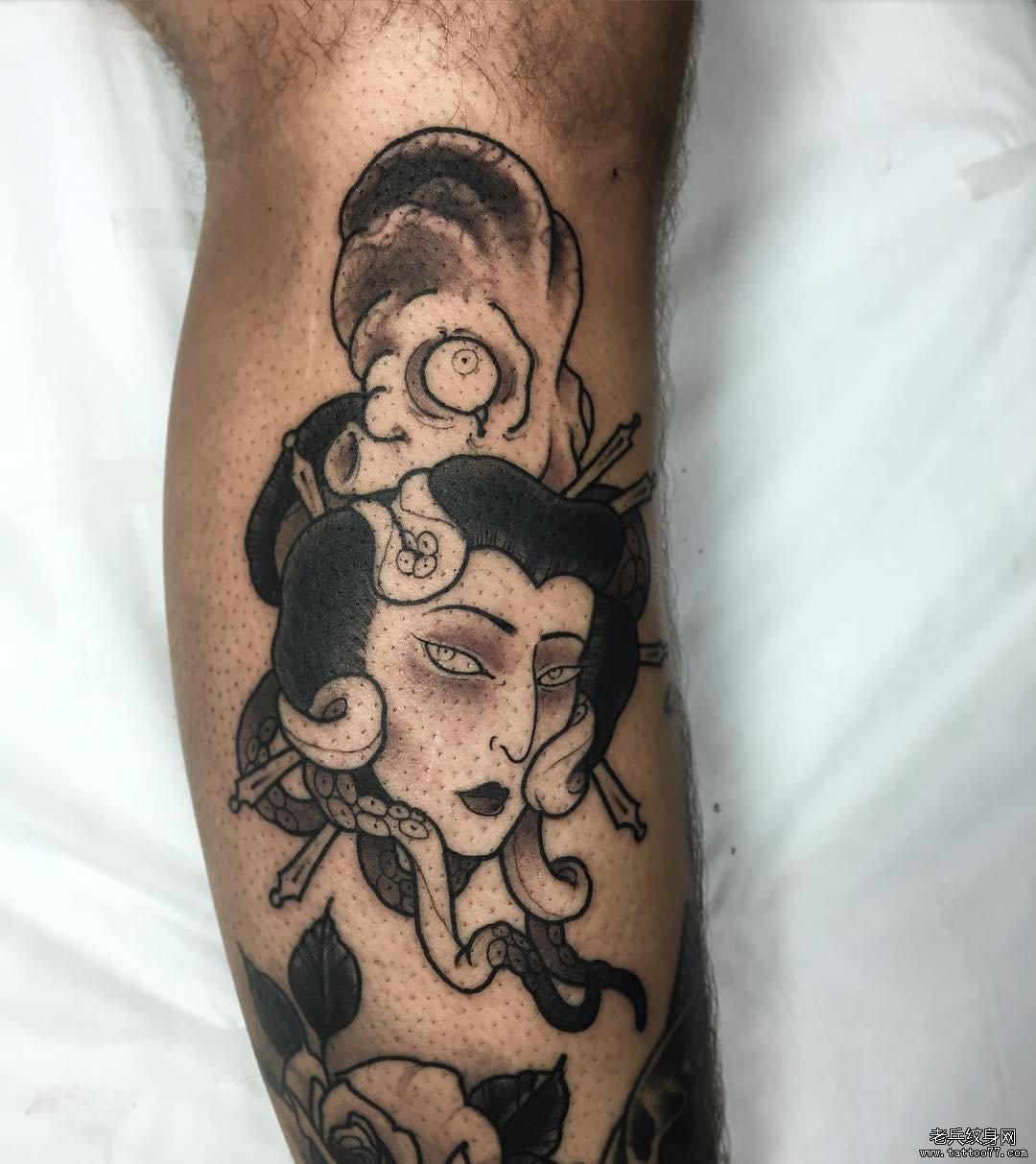 小腿日式黑灰风格艺妓章鱼纹身图案
