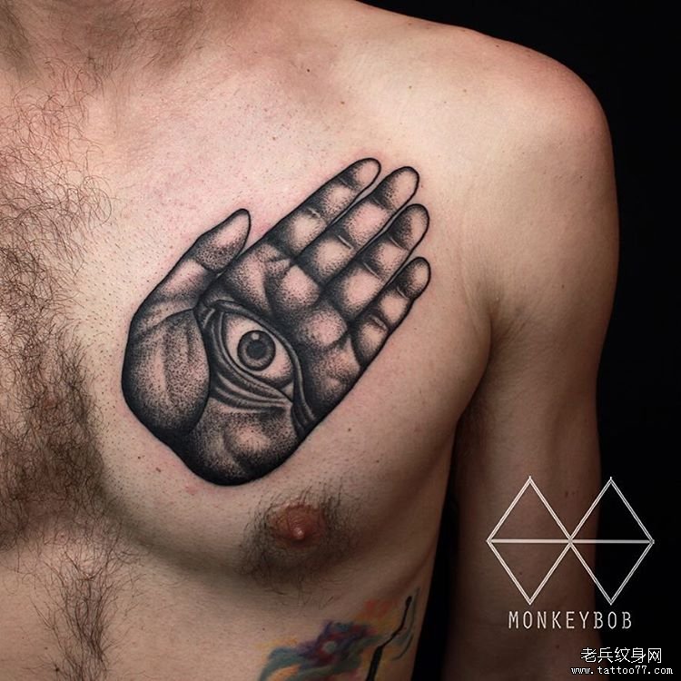 男士胸部黑灰点刺手掌眼睛纹身图案