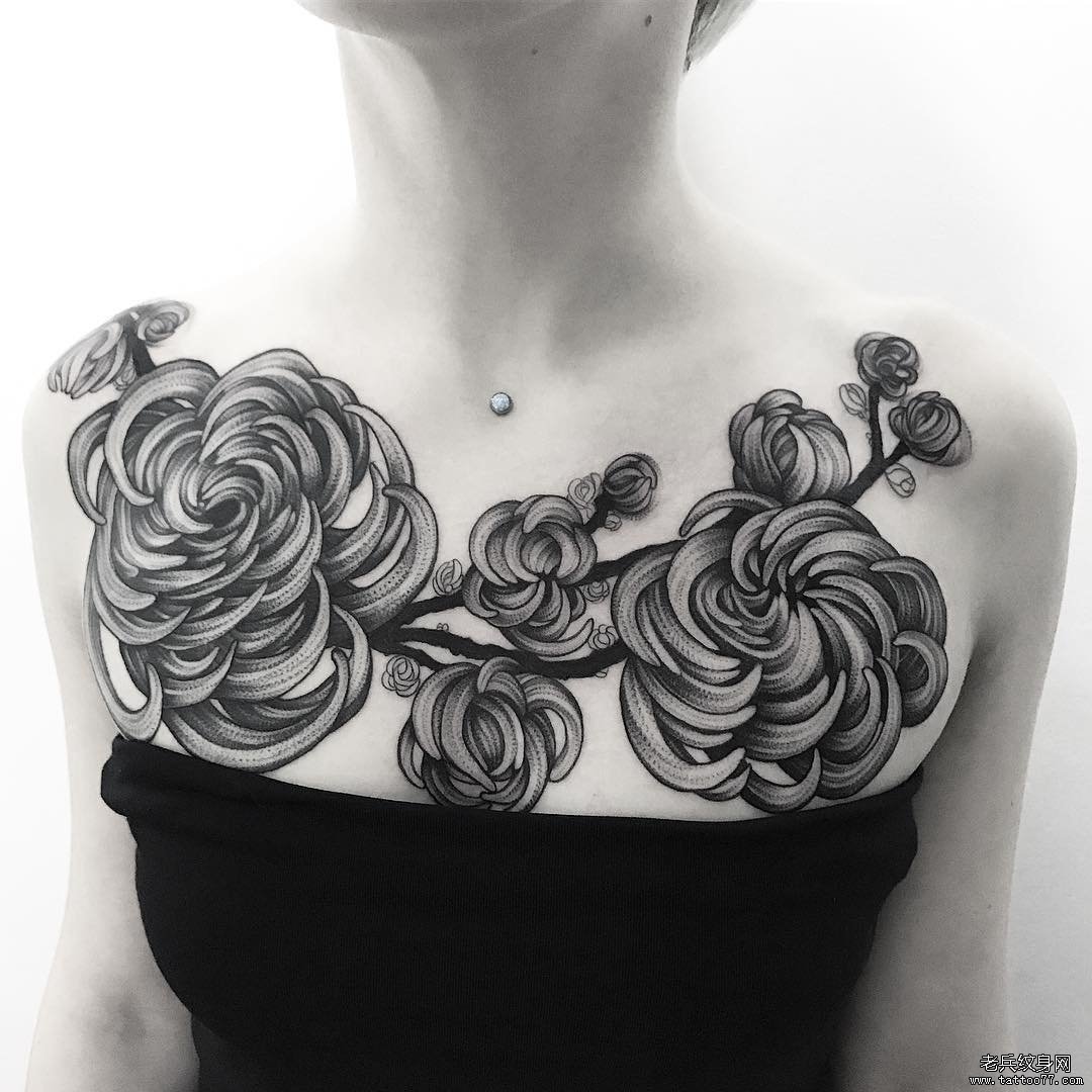 女生胸部大片黑灰菊花纹身图案