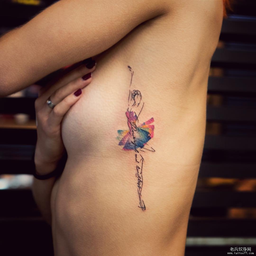 女生侧腰彩色舞女字母纹身图案